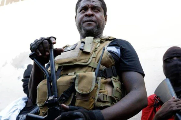 Cientos de haitianos protestan por la muerte de tres policías