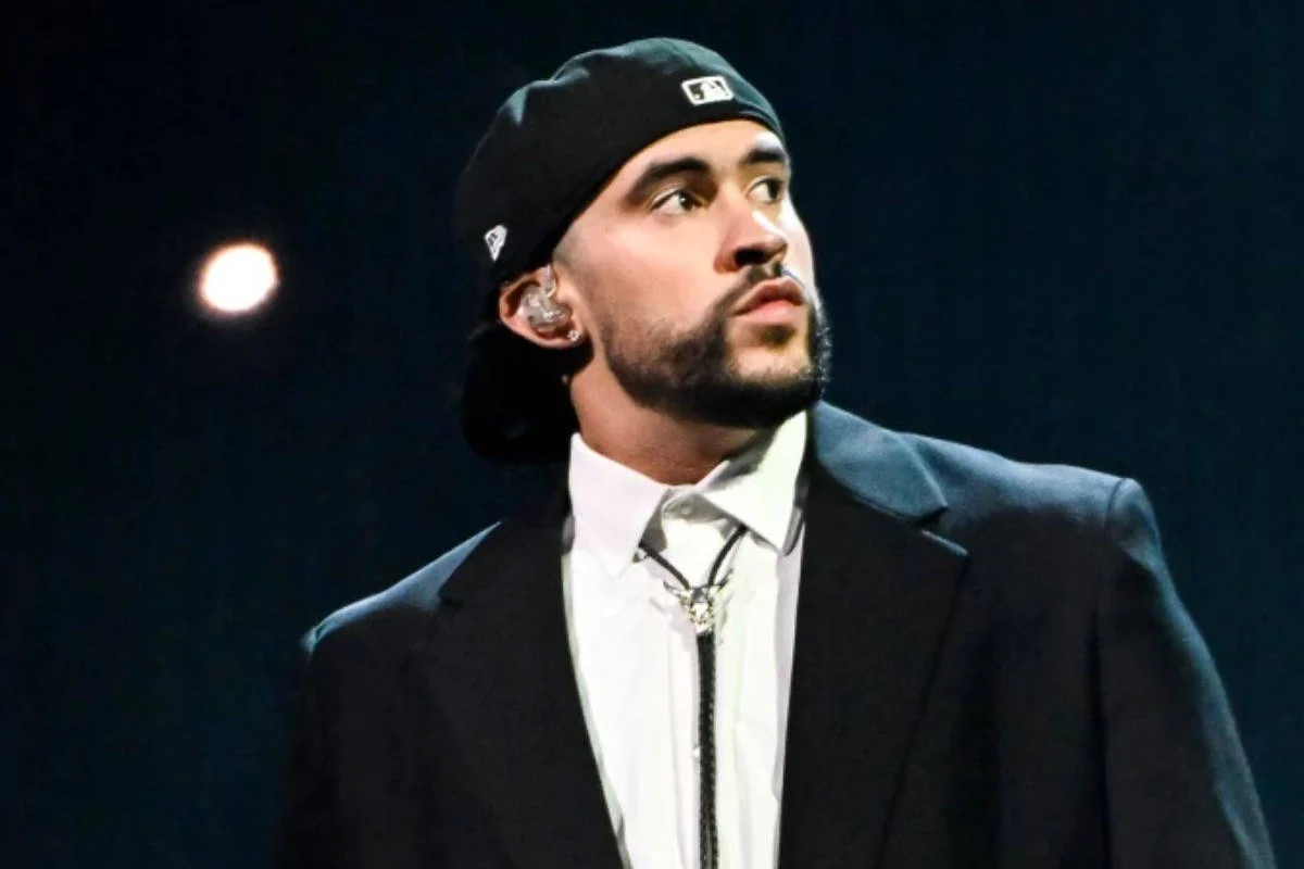 Bad Bunny despide la Semana de la Moda de París con "Mónaco" y "Tití me preguntó"