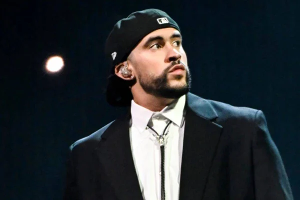 Bad Bunny despide la Semana de la Moda de París con «Mónaco» y «Tití me preguntó»