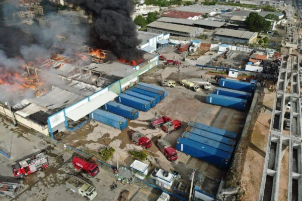 Drones del 911 y 16 unidades de bomberos trabajan para controlar incendio en Autopista Duarte