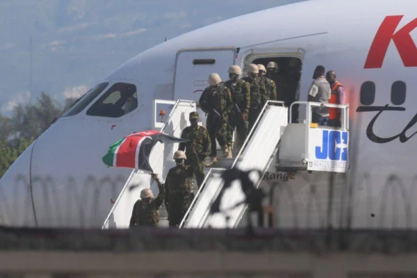 Llega a Haití primer contingente de policías kenianos para una misión de seguridad