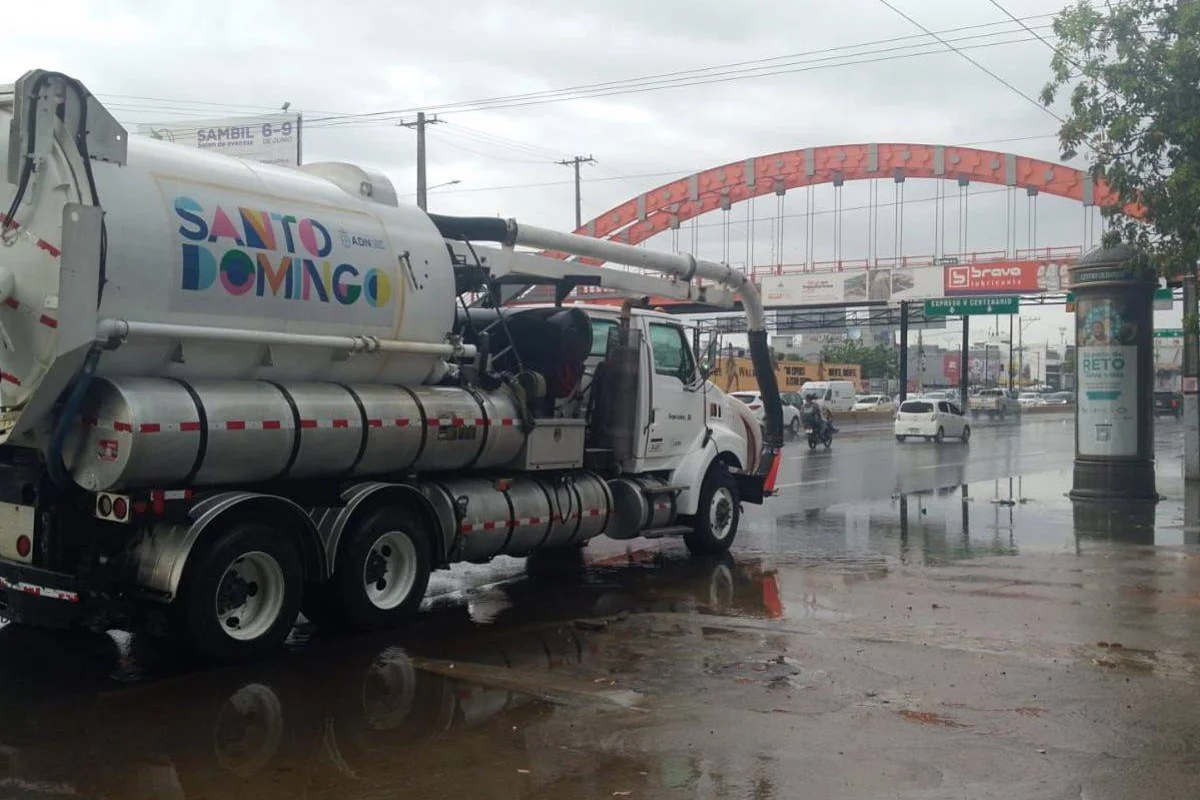 ADN refuerza trabajos preventivos de limpieza de imbornales y filtrantes ante el paso del huracán Beryl