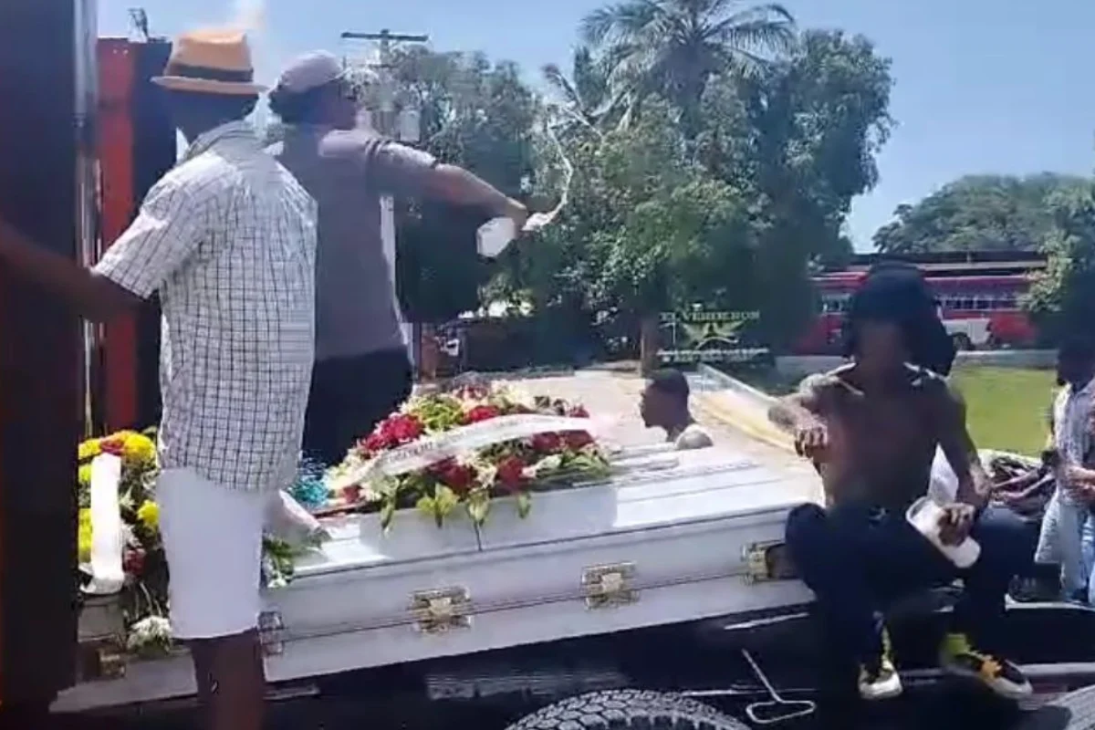 Con desfile de patanas entierran restos de Richard Estrella, implicado en asalto al Banco Popular