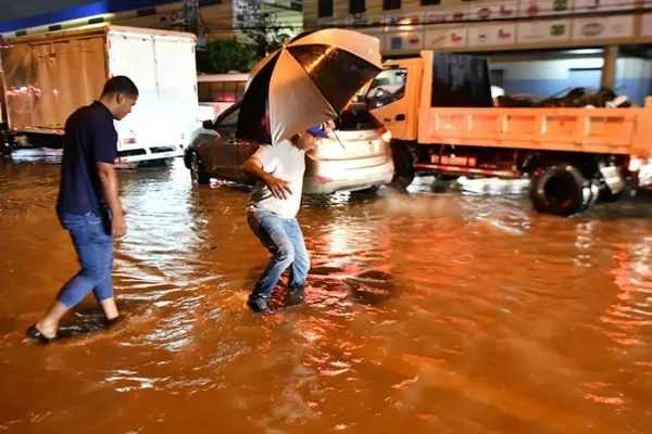Onda Tropical provoca más lluvias que el Huracán Beryl
