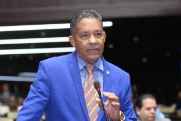 Diputado defiende quitarse condón sin consentimiento de su esposa: "es mi mujer”