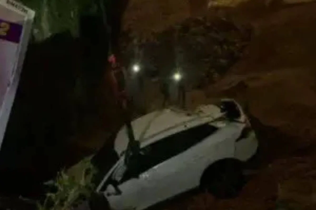 Otra jeepeta cae al hoyo de una construcción en la avenida Anacaona