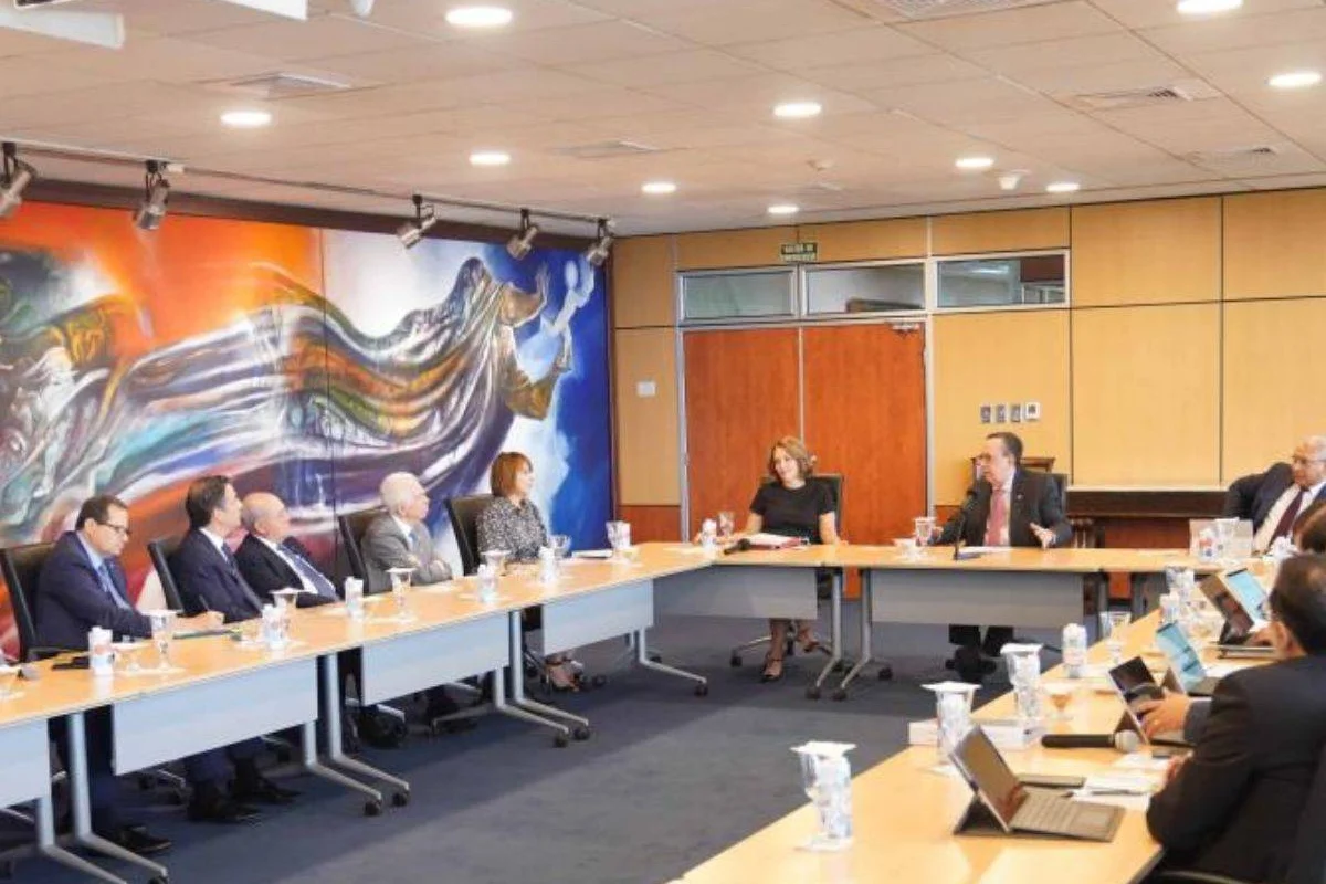 Valdez Albizu destaca la importancia de combinar crecimiento financiero con inclusión y mitigación de riesgos climáticos