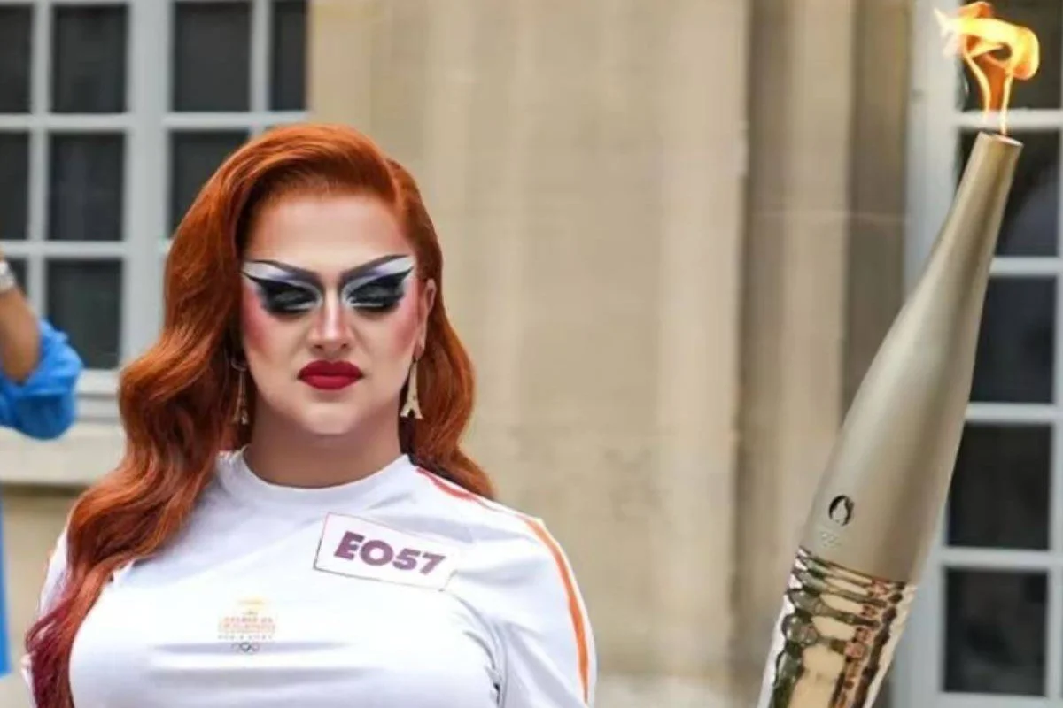 Drag queen francesa porta antorcha olímpica en París y desata polémica