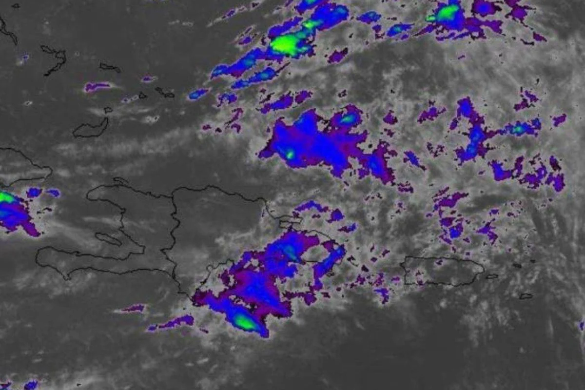 Vaguada y onda tropical provocan aguaceros este jueves; polvo del Sahara intensificará el calor el viernes y sábado
