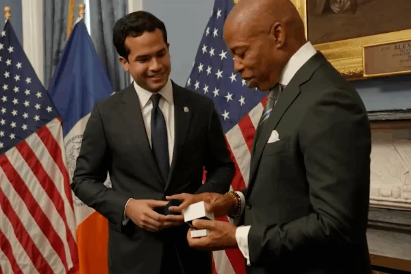 Omar Fernández y Alcalde Eric Adams discuten iniciativas para mejorar condición de dominicanos en Nueva York