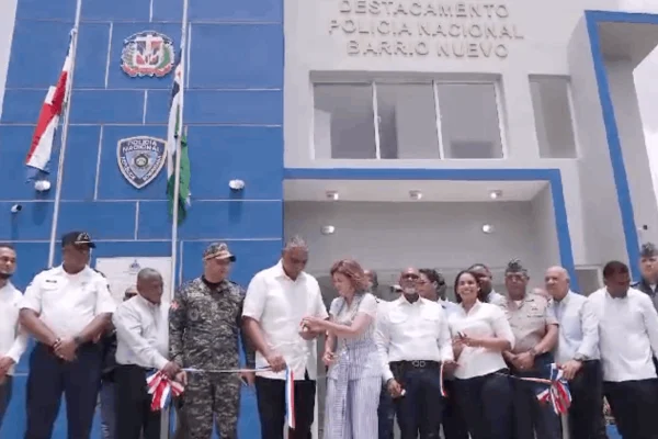 Raquel Peña inaugura destacamento en Sabana Perdida