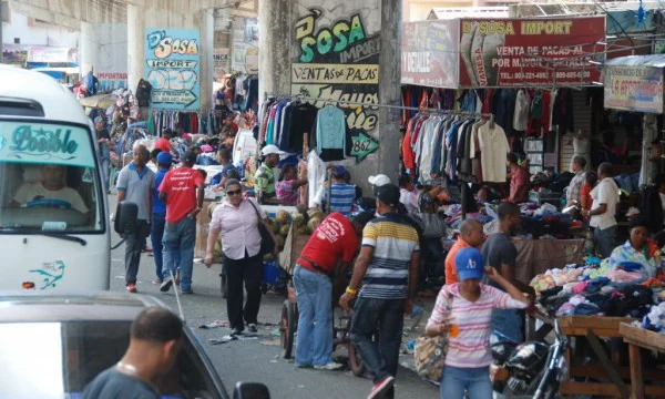 Peatones: Caminando entre autos y vendedores donde las aceras son un mito