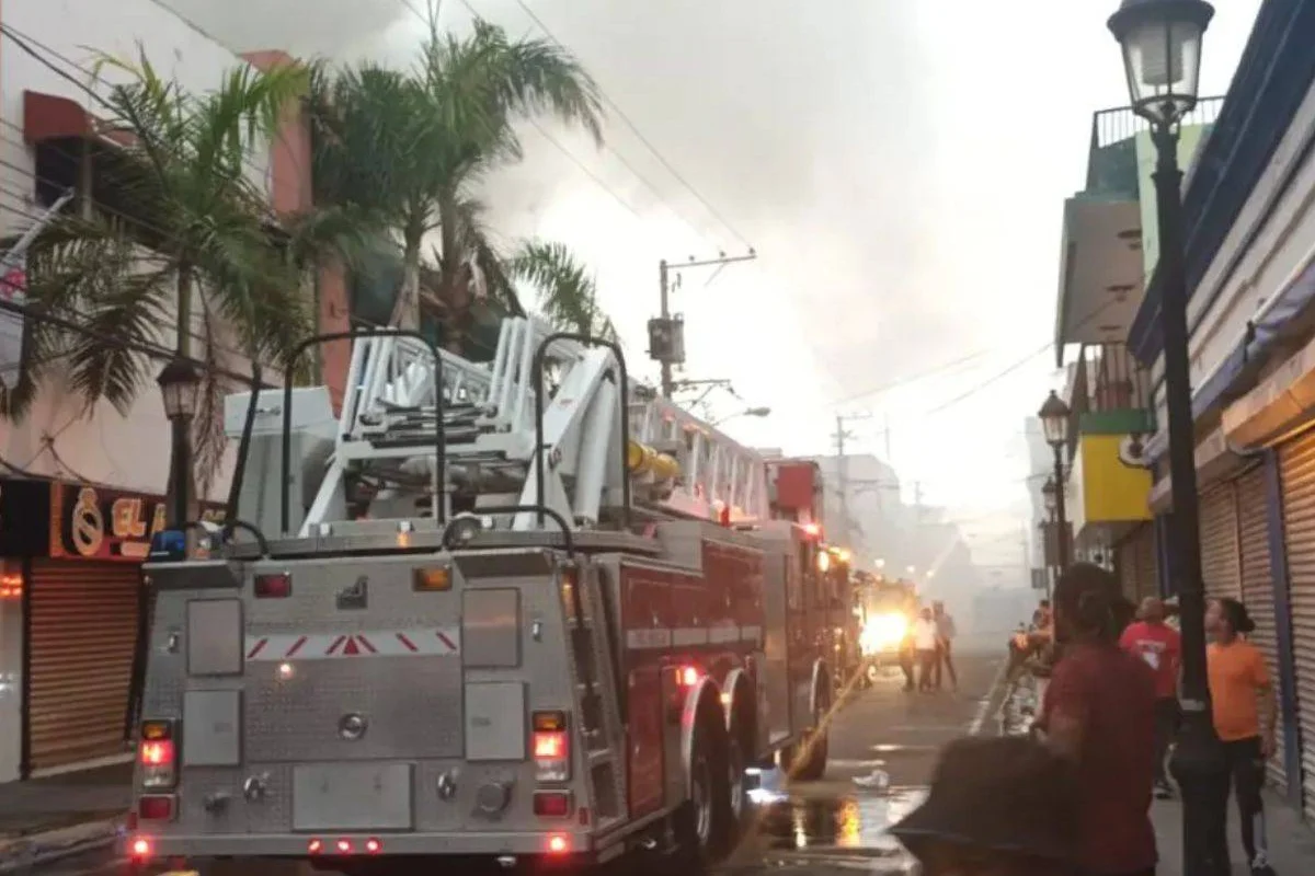 Se incendia plaza y mercado modelo en Santiago