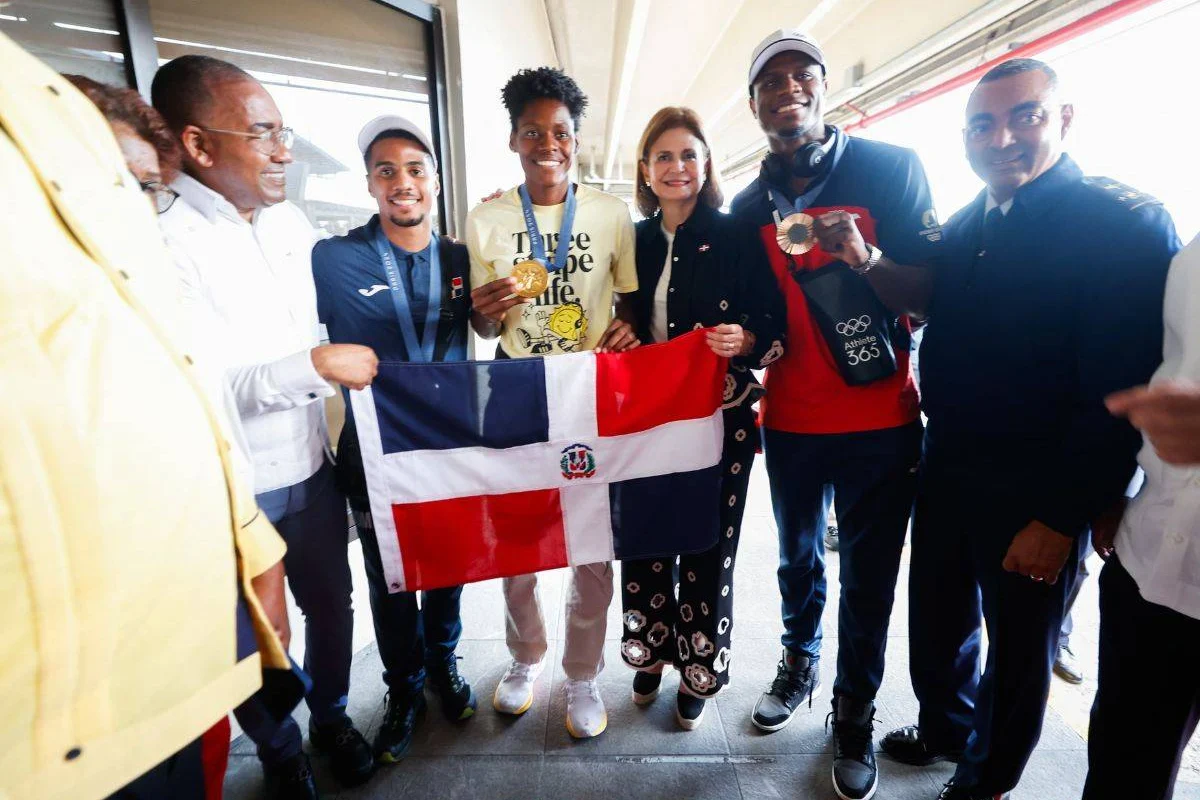 Vicepresidenta Raquel Peña recibe a medallistas olímpicos junto a cientos de dominicanos