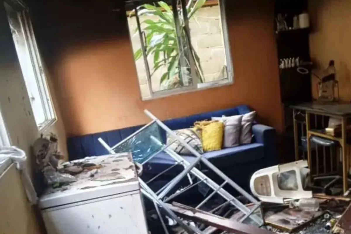 Hombre mata a palos a su pareja y luego prende fuego a la casa