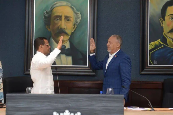 Joel Martínez asume como alcalde interino de La Vega tras renuncia de Kelvin Cruz