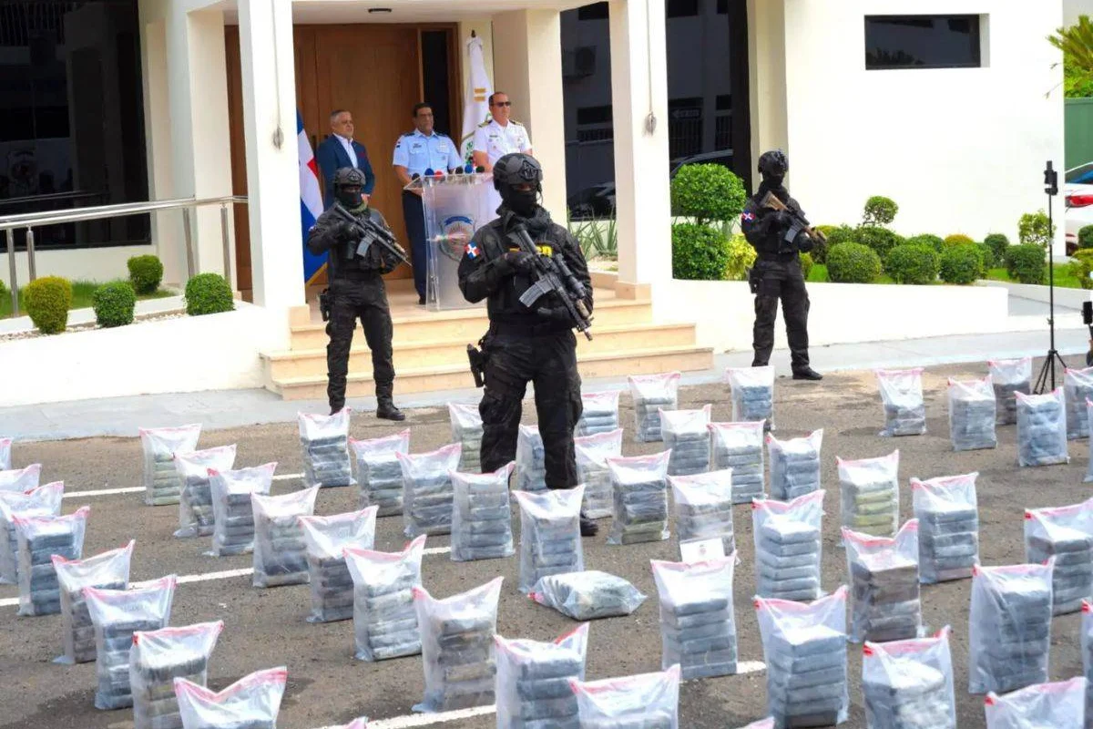 Incautan cargamento de más de una tonelada de presunta cocaína; apresan cuatro