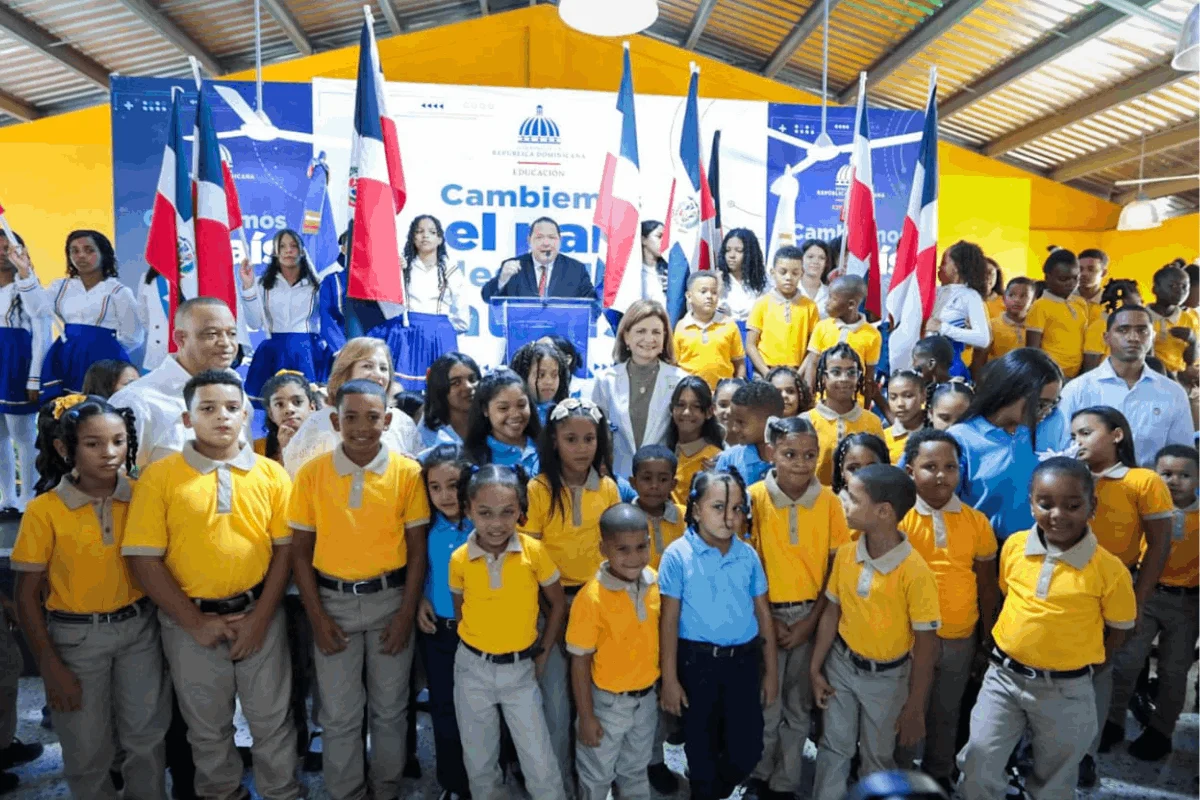 La vice Raquel está fajada en la calle inaugurando escuelas a dos manos