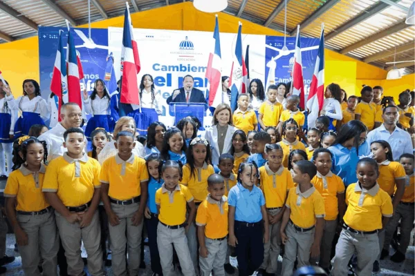 La vice Raquel está fajada en la calle inaugurando escuelas a dos manos