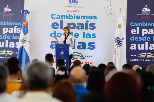 Raquel Peña insta a los maestros a evaluar su desempeño a través del progreso de sus estudiantes