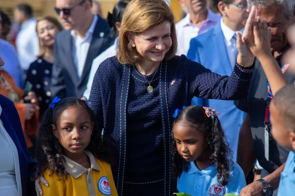 Raquel Peña da inicio al año escolar en Santiago: “Comienza una nueva etapa de aprendizaje”