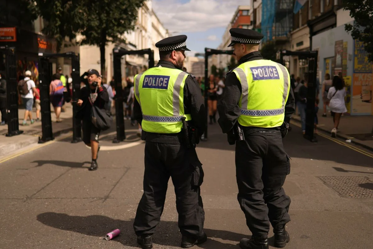 Dos de los cinco apuñalados están en estado grave, mientras que 35 agentes resultaron heridos el lunes.