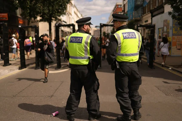Dos de los cinco apuñalados están en estado grave, mientras que 35 agentes resultaron heridos el lunes.