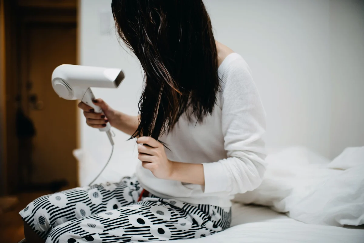 ¿Por qué no dormir con el cabello mojado?
