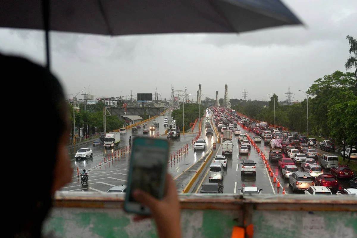 ¿Regreso a clase junto a lluvias? Martes caótico en Santo Domingo
