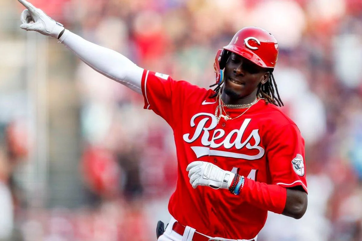 Elly De La Cruz empata récord de jonrones para ambidiestros