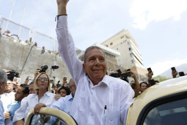 Edmundo González se asila en España, salió por República Dominicana