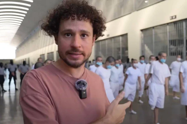 Retienen en el Metro de Santo Domingo al youtuber mexicano Luisito Comunica