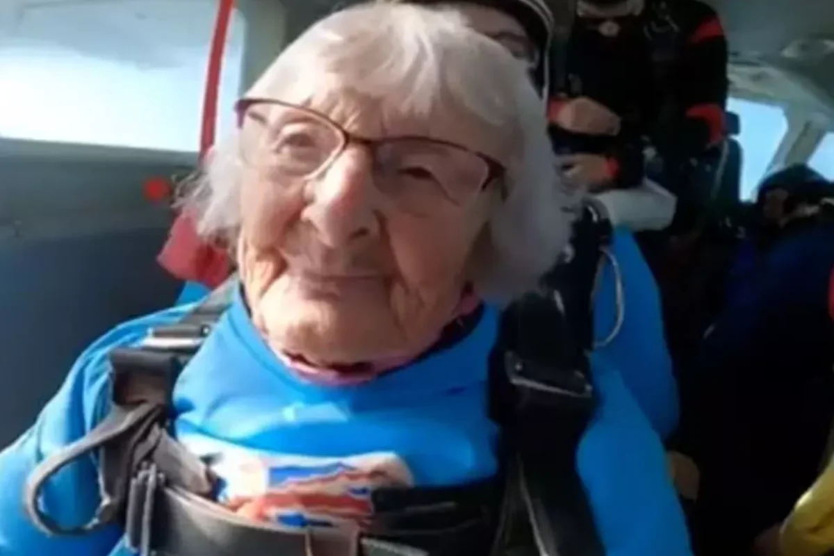 ¡Acto desafiante! Señora hace paracaidismo a sus 102 años