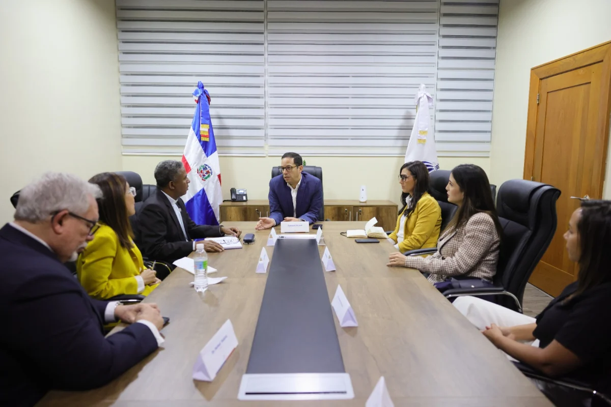 Sigmund Freund recibe junta directiva de ADRU en apoyo a la integración de Ministerios Educativos
