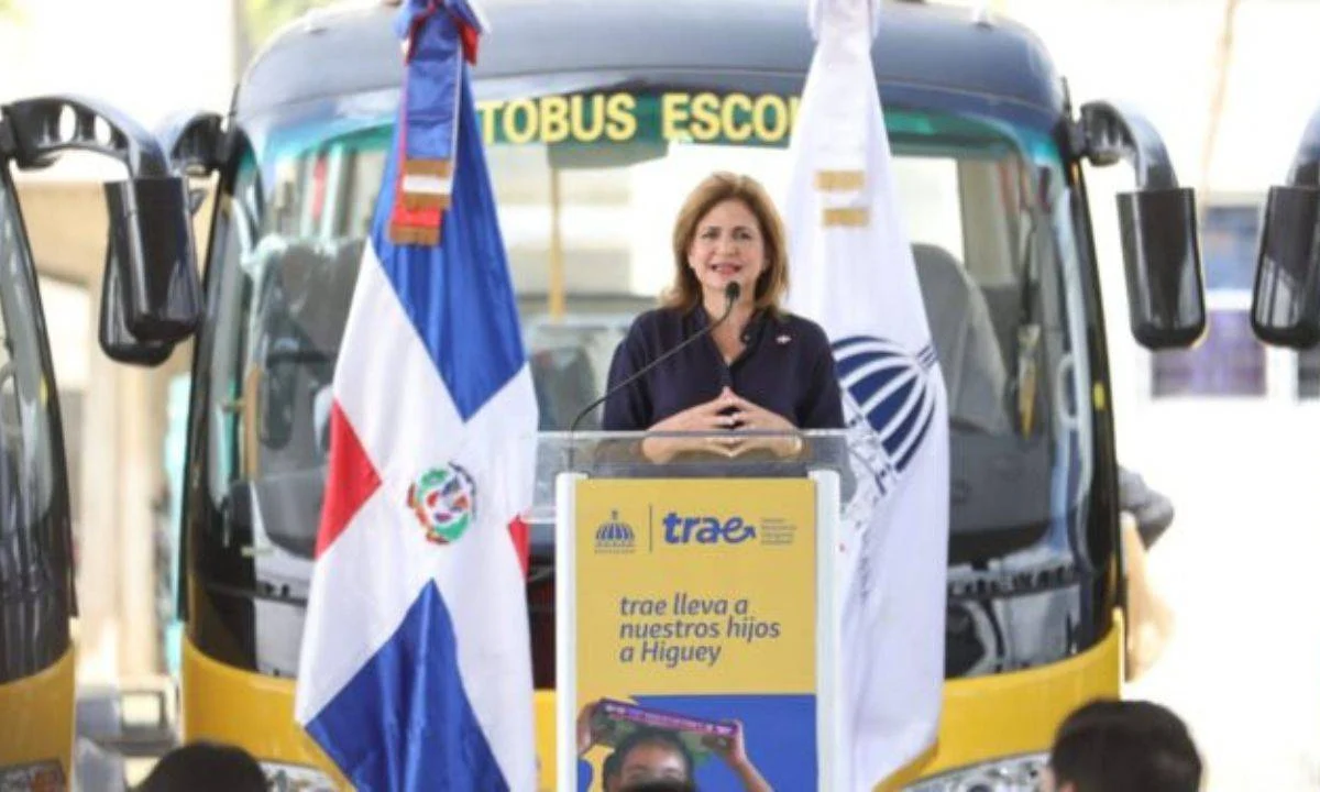 Raquel Peña activa primeras 41 rutas del Transporte Estudiantil para Santiago