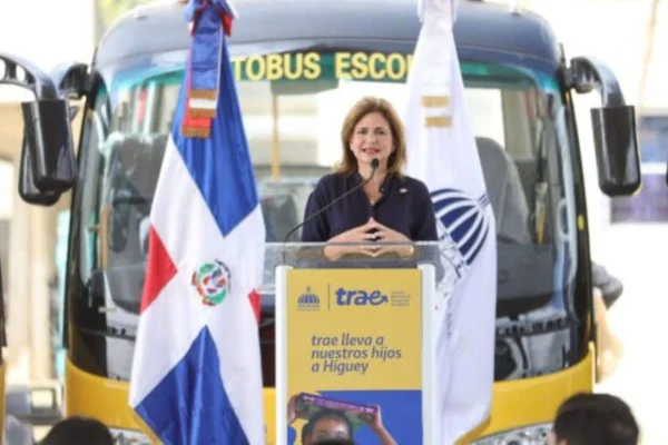 Raquel Peña activa primeras 41 rutas del Transporte Estudiantil para Santiago