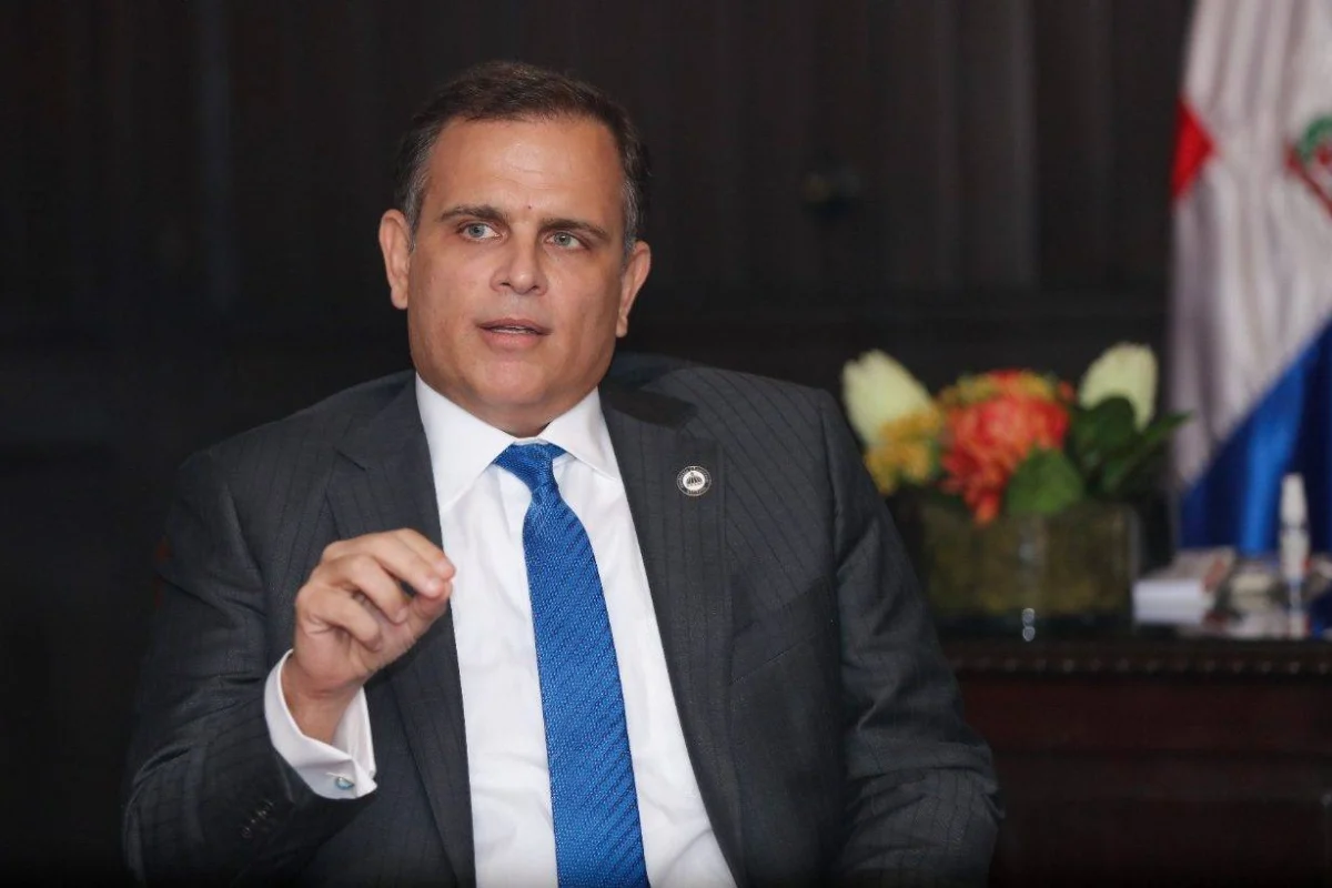 Ministro de hacienda anuncia aumentos en programas sociales como parte de la Reforma Fiscal