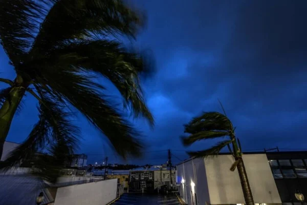 Milton golpeó centro de Florida en una noche con millones de desplazados