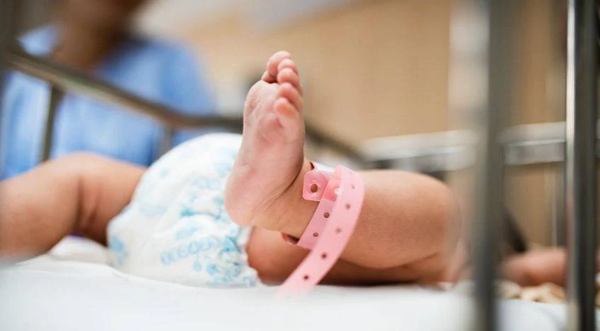 Familia de bebé prematuro que falleció presenta demanda contra hospital por lesiones fatales