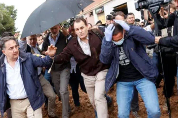Vecinos de Paiporta indignados por visita de Pedro Sánchez: «¡Baja del coche, hijo de puta!»