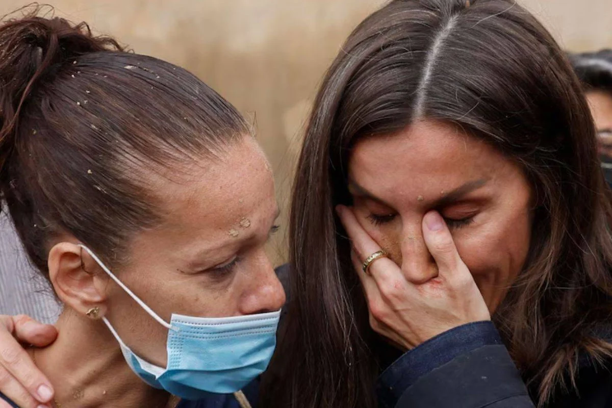 La Reina Letizia rompe en llanto durante visita a zona afectada por la DANA