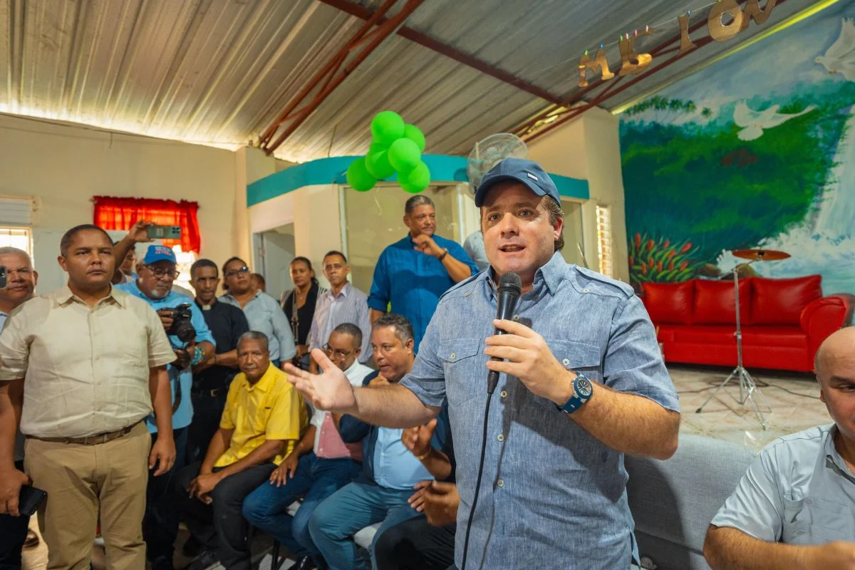 Ministro Paliza visita zonas afectadas por inundaciones en Sosúa