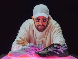 Juan Luis Guerra lanza colección limitada de tenis inspirados en su álbum «Bachata Rosa»