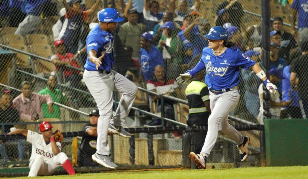 Jonrones de Leyba y Fitzgerald guían Licey sobre Escogido
