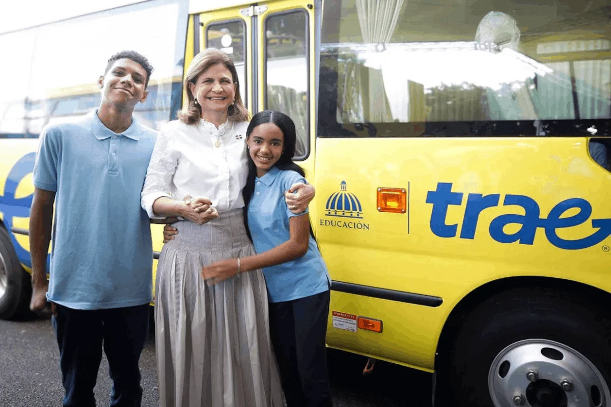 Gobierno entrega 74 nuevos autobuses para reforzar transporte escolar en el Cibao