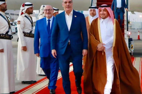 Luis Abinader llega a Qatar para participar en el Foro Mundial de Doha