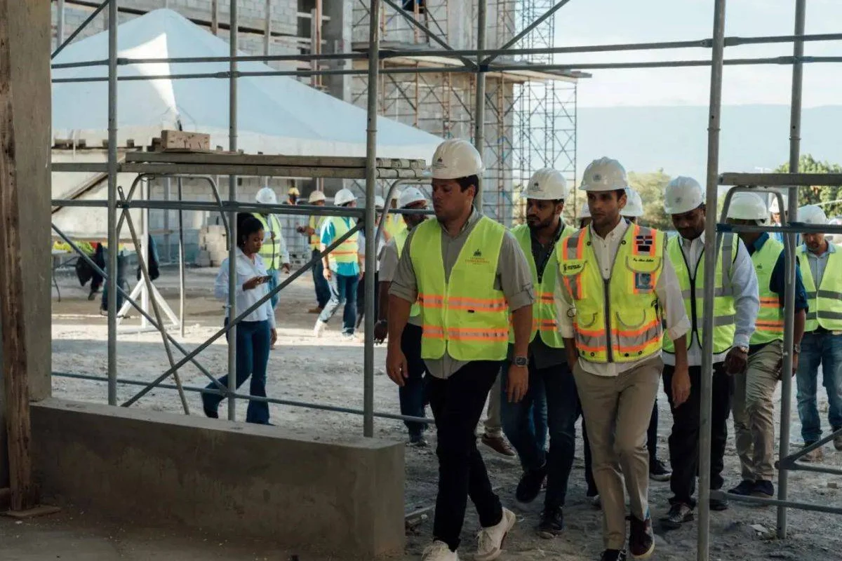Ministro Bonilla realiza recorrido de supervisión en construcción de la UASD-Neyba
