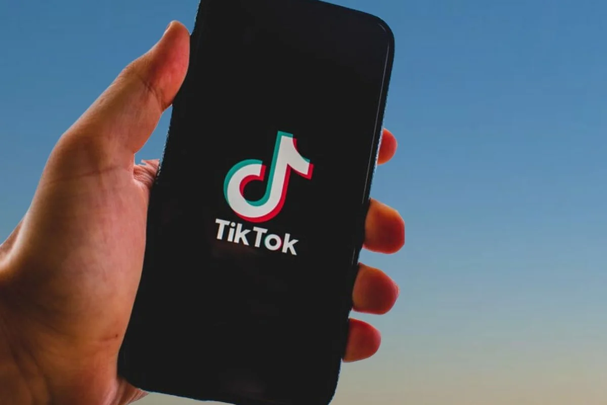 Albania cerrará TikTok un año, lo acusa de promover violencia infantil