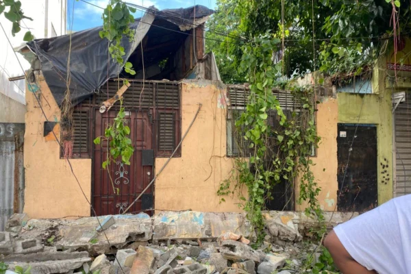 Una niña fallece y dos resultan heridas tras colapso de columna en Villa Juana