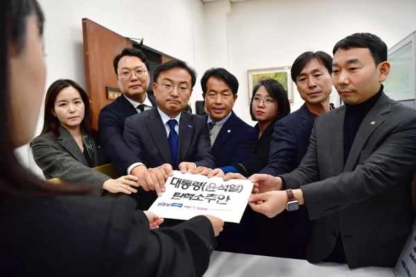 Oposición de Corea del Sur presenta una moción para destituir al presidente Yoon